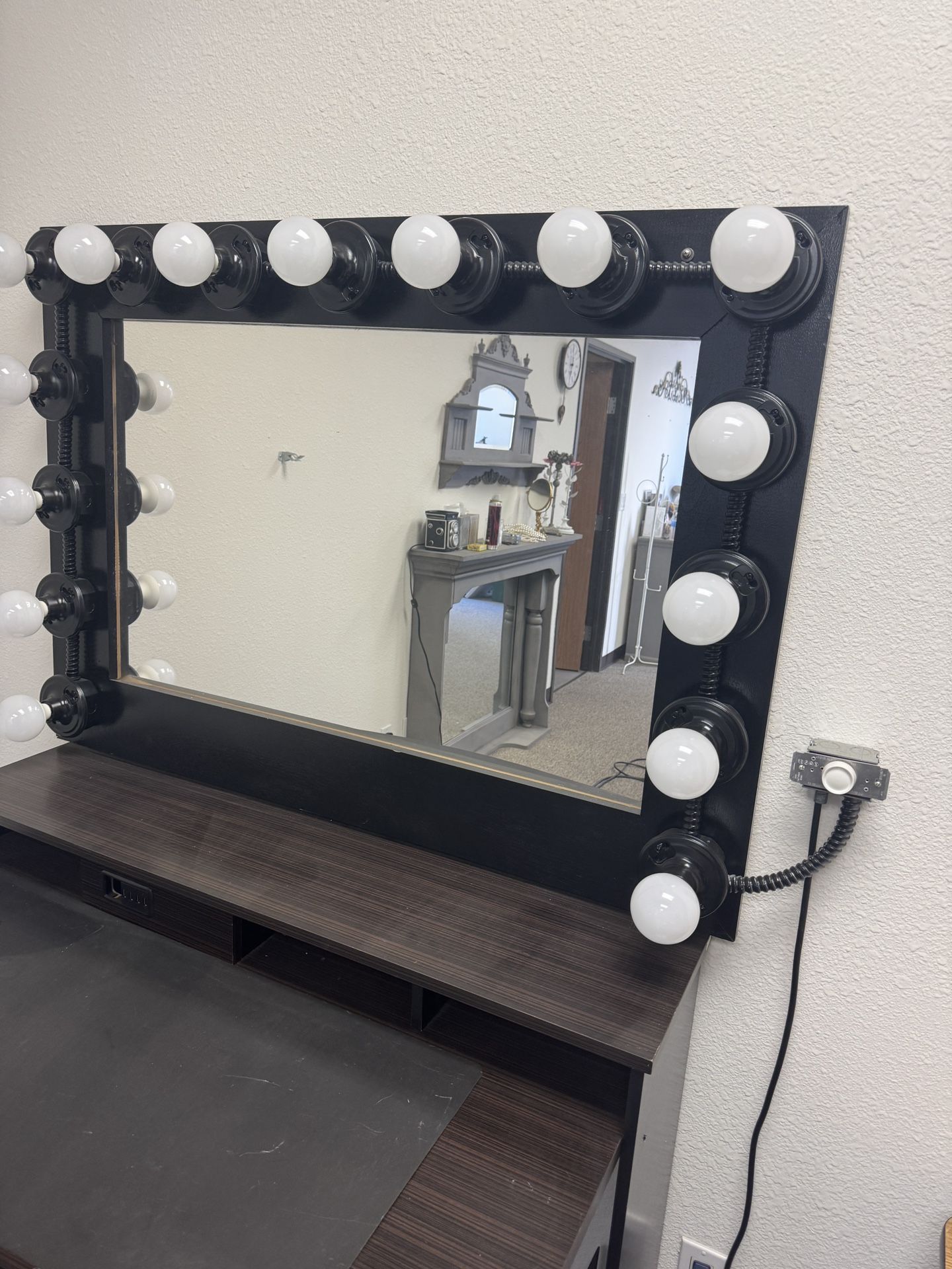 Lighted makeup vanity mirror. Heavy duty. Brand new bulbs dimmable