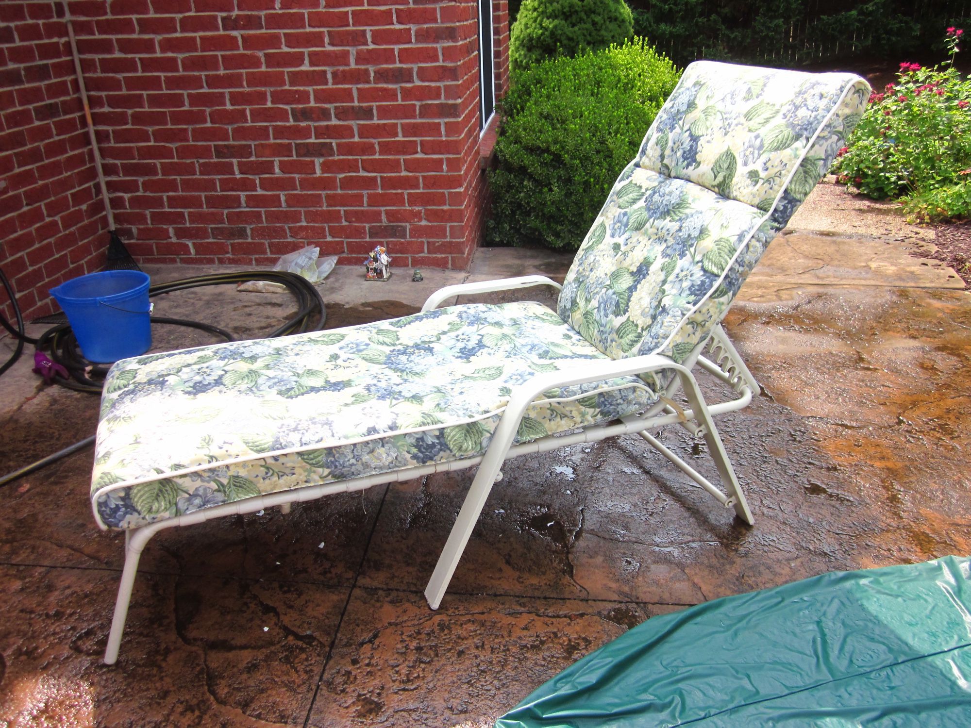 Outdoor patio/pool chaise lounge chair