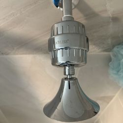 AquaBliss High Output Revitalizing Shower Filter - Reduces Dry Itchy Skin, Dandruff, Eczema, and Dramatically Improves The Condition of Your Skin, Hai