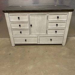 ASHLEY FURNITURE Havalance 8 Drawer Dresser with Door / Buffet / Sideboard 