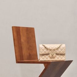 A classic retro versatile shoulder bag
