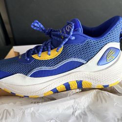 Under armor unisex Curry basketball shoes M12 W13.5