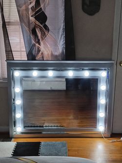 Like new Impressions Vanity Mirror