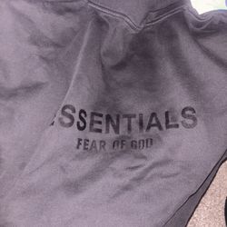 ESSENTIAL FEAR OF GOD LOOKING FOR ADULT SIZE  XS ESSENTIAL ANY COLOR ASK FOR MORE PICS