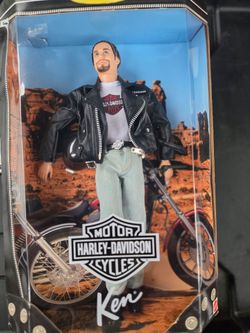 Harley Davidson Barbies and 1 motorcycle for Barbie