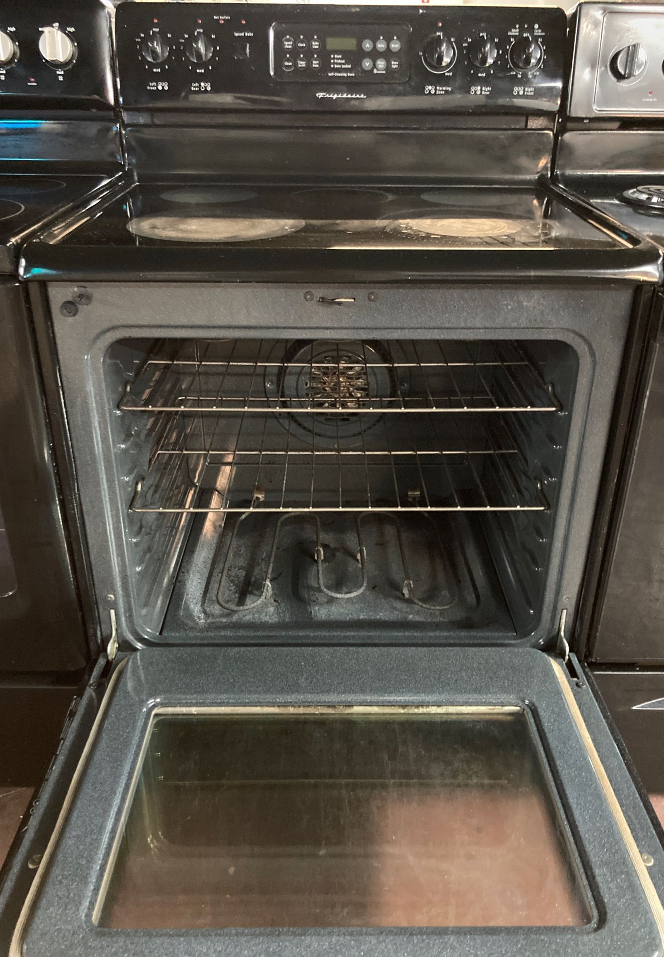 Frigidaire glass top stove self cleaning oven! for Sale in San Antonio, TX OfferUp