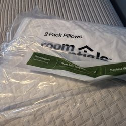 2 QUEEN STANDARD FIRM PILLOWS NWOT