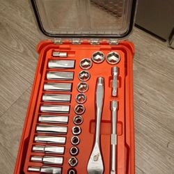 Milwaukee 3/8" 28 Pc Ratchet & Socket Set with PACKOUT™ Organizer
