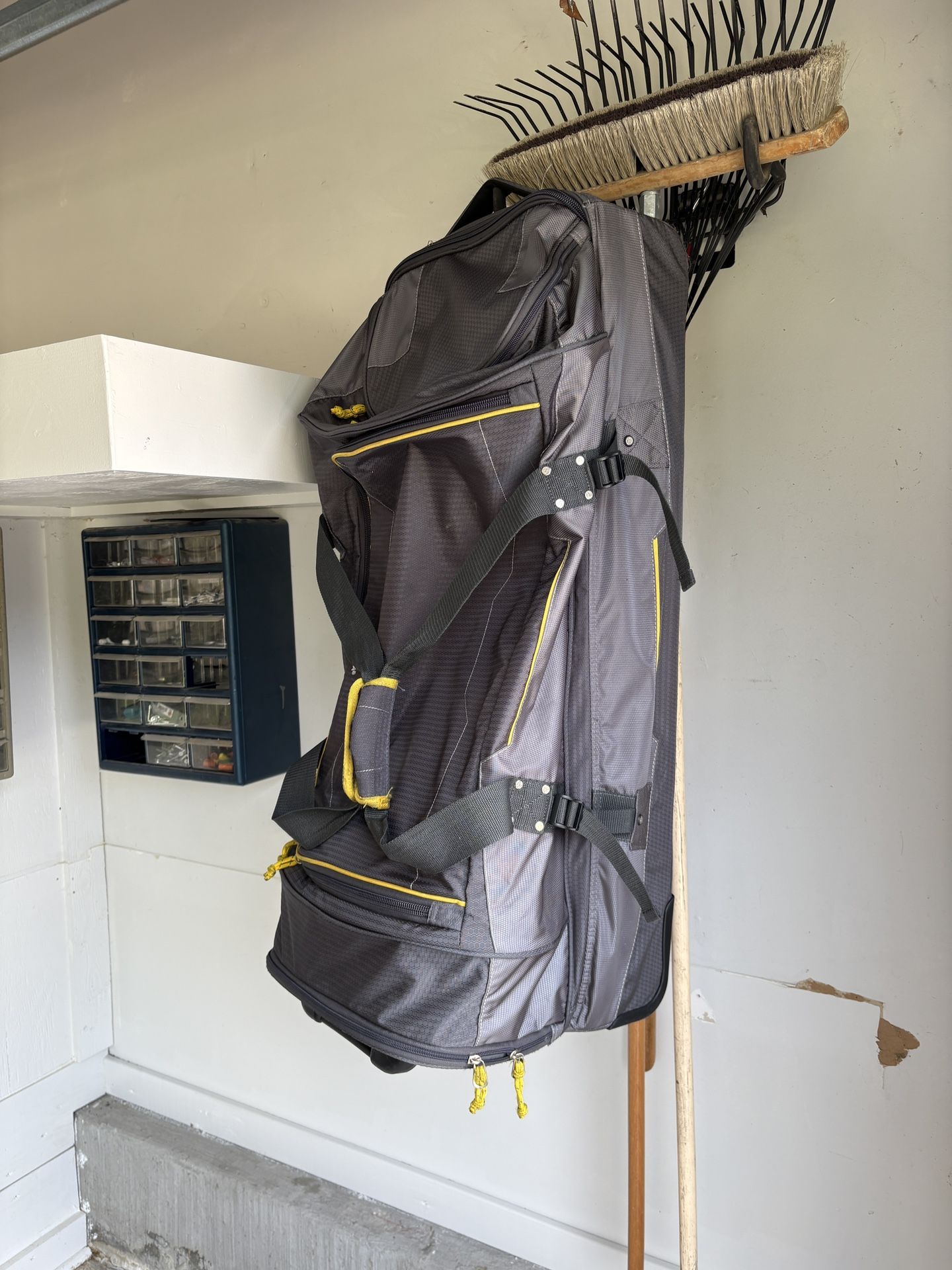 High Seirra Rolling Duffle Bag