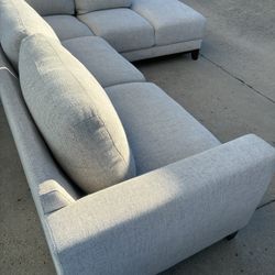 Living Spaces Sectional Couch 🛻Delivery Available🛻