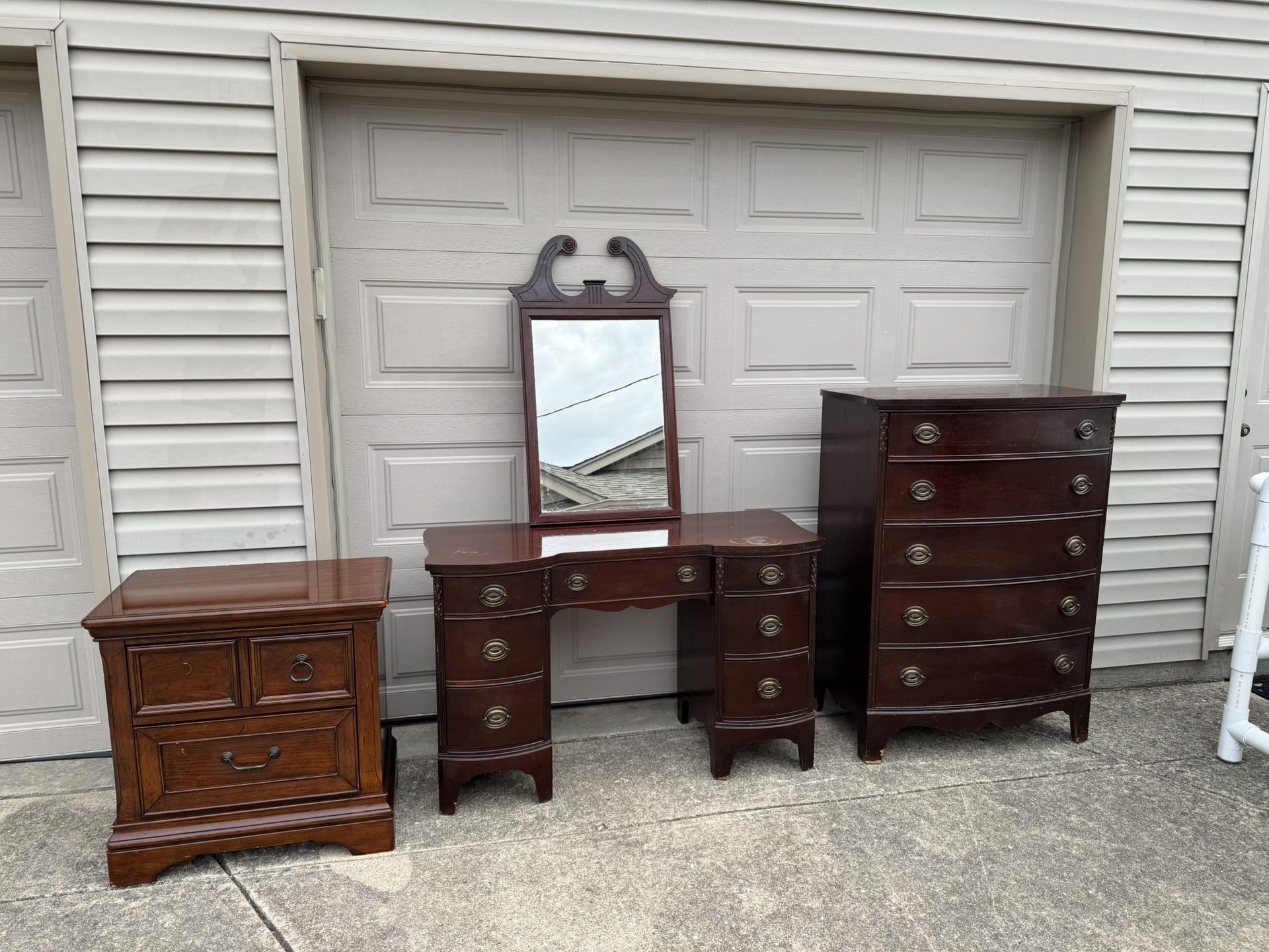 4 Pcs Real Wood Chest , Makeup Desk/ Mirror And Nightstand All Old As Set