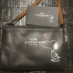 COACH x Peanuts Snoopy Wristlet Leather 