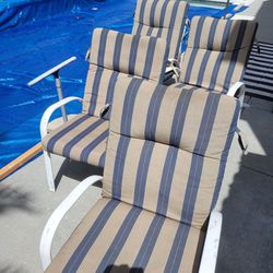 Patio Table Chairs And 4 Cushions 