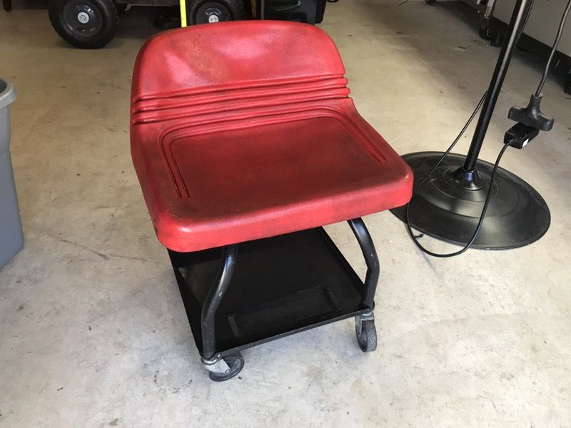 MAC TOOLS CREEPER SEAT CHAIR CR50r. Comfortable heavy-duty red tractor seat with 1" steel-tube frame. Four 3" oil-resistant rollers swivel easily 15"