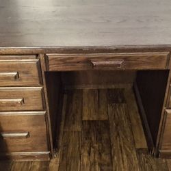 Free Desk Must Pick Up Only