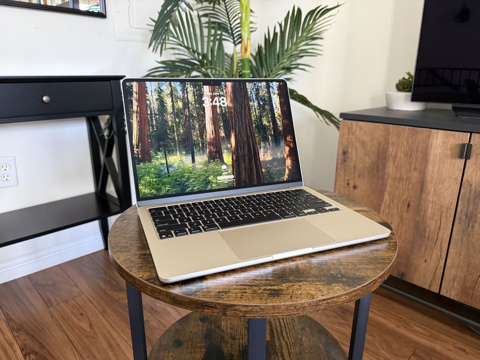 MacBook Air M4 Laptop 13” Starlight With 24gb RAM