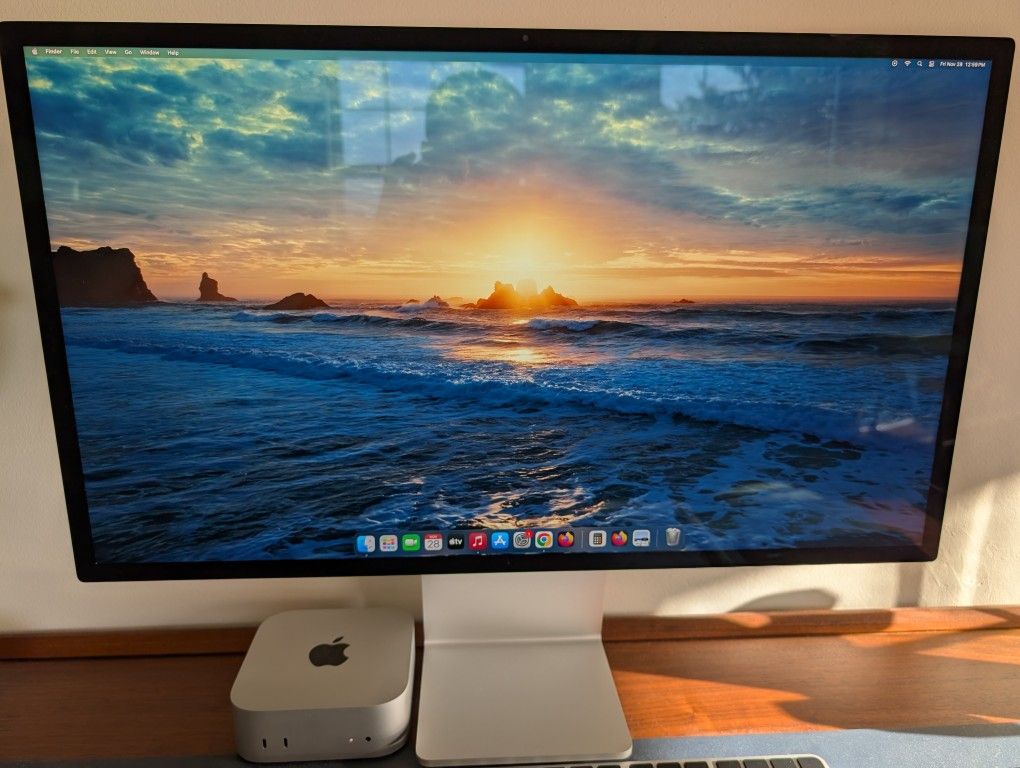 Apple Studio Display - Standard Glass - Tilt-Adjustable Stand