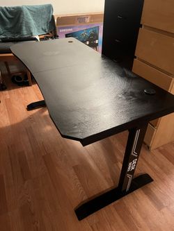 Carbon Fiber Gaming Desk( 55inch Wide And 26inch Long And 29 Inches Tall.