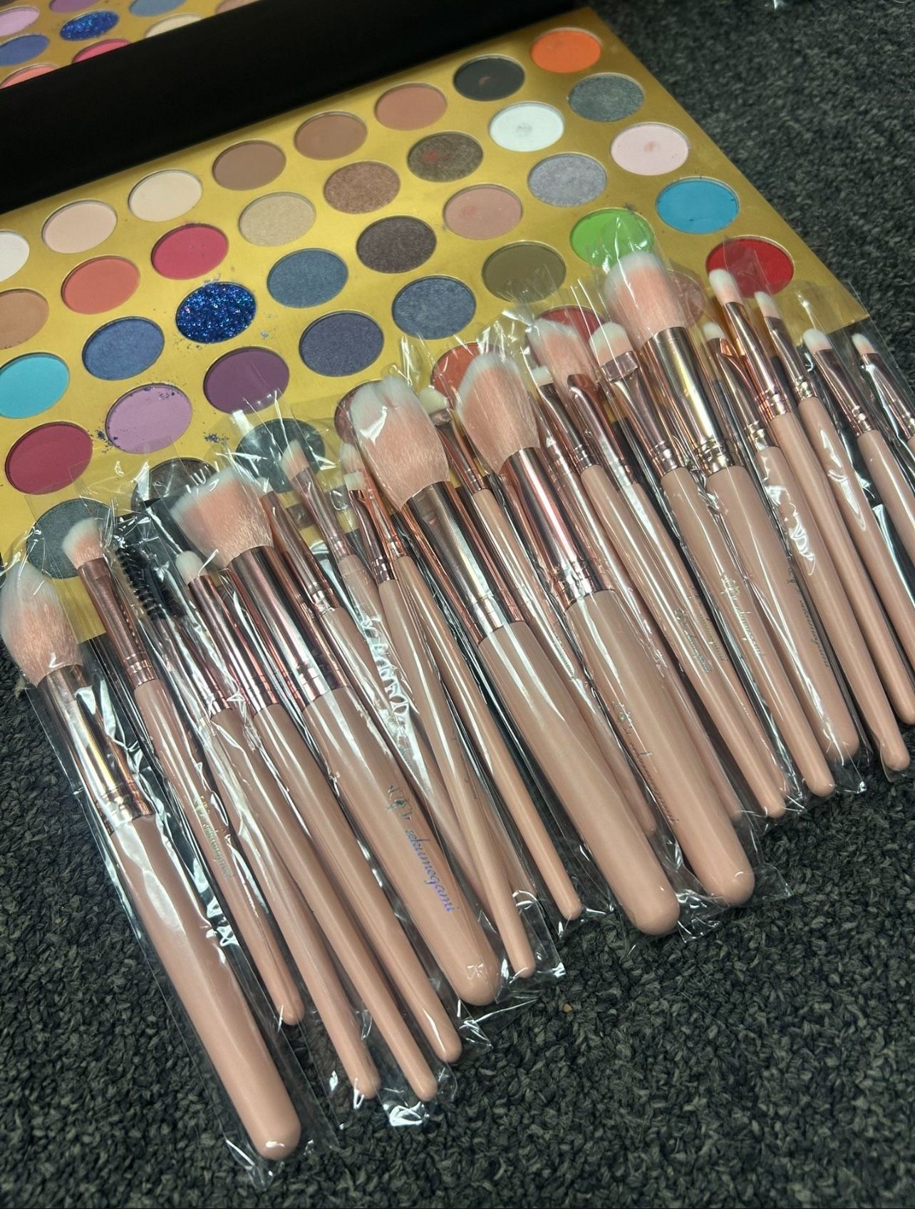 40 Colors Makeup Plate With 22 Pcs Makeup Brushes