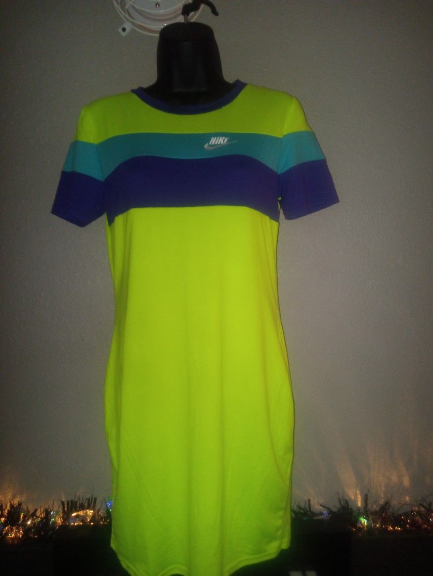 Dress Nike. New Stretchy Material Sizes Lrg,XL. Sale