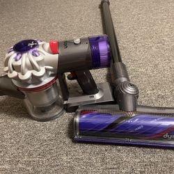 Dyson V8