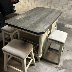 Dining Table With 5 Stools And Extension The Stools We’re Cleaned