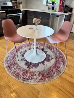 Tulip table with matching chairs & rug