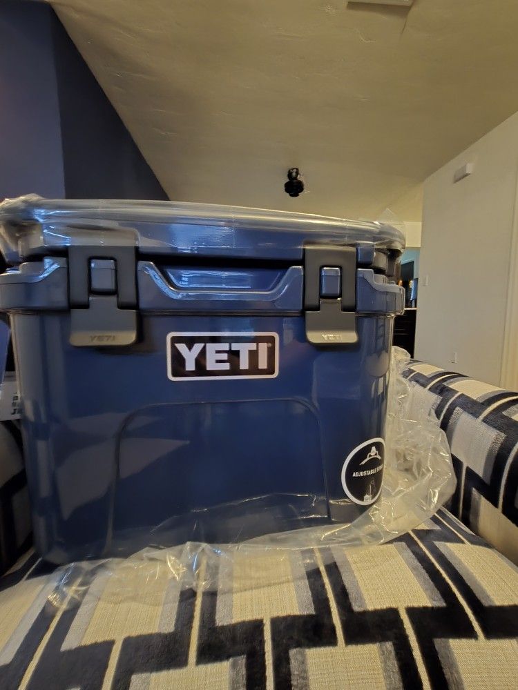 NEVER Used-- YETI-- Roadie 15 Cooler
