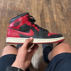 Jordan 1 Mids