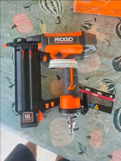 🔥$50 NO NEGOTIABLE🔥 RIDGID R213BNF Pneumatic 18-Gauge 2-1/8 in. Finish Brad Nailer with CLEAN DRIVE Technology, and Tool Bag