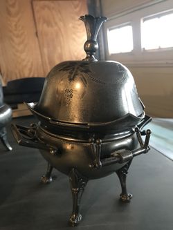 Silver teapot, 2 silver dish’s