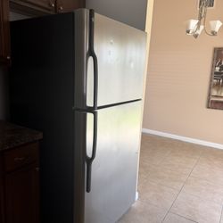 Refrigerator  Top freezer GE 33  X 79