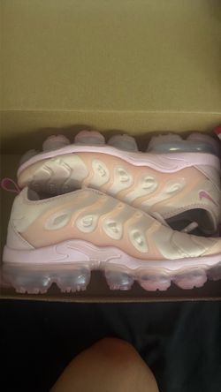 Pink W air vapor max plus