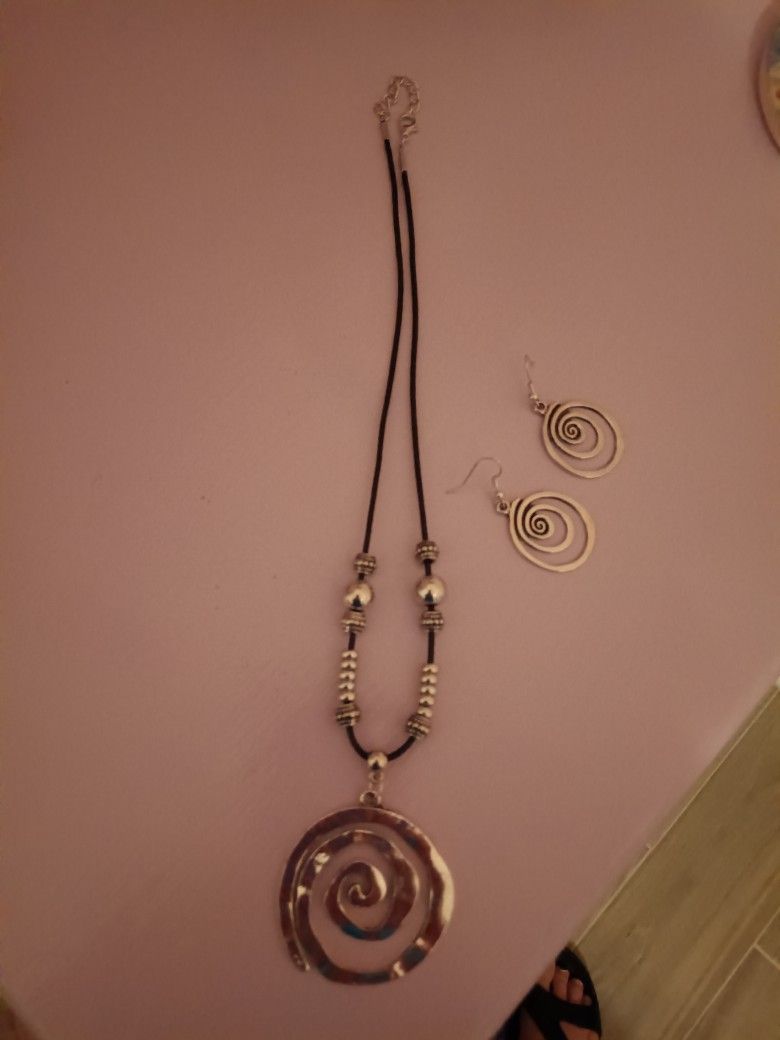 Beautiful Silver Necklace And Earring Set