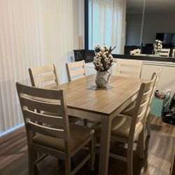 Dining Room Table & 6 Chairs 