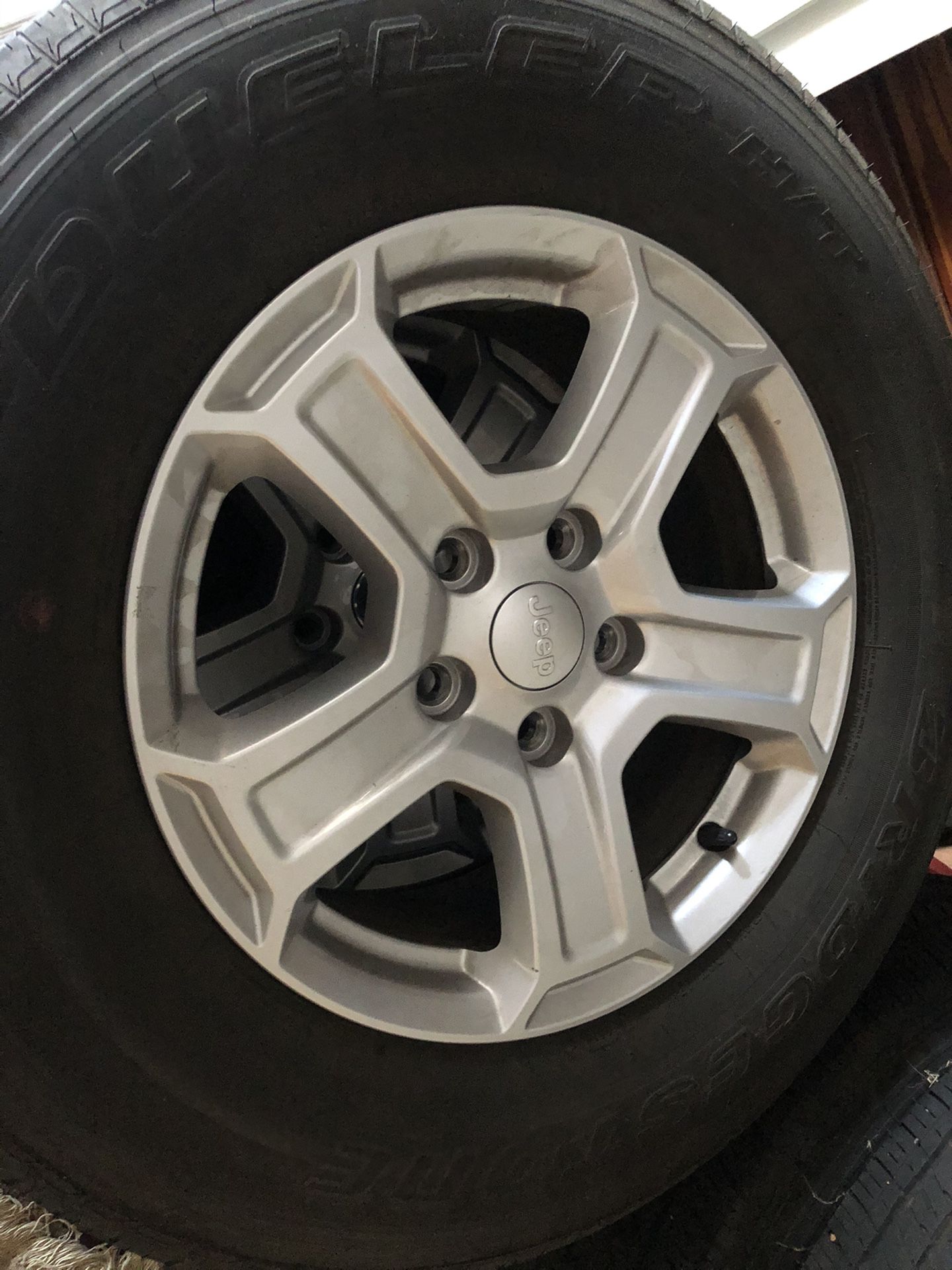Full set of (5) 2018 Jeep Wrangler JL alloy wheels and tires (5).