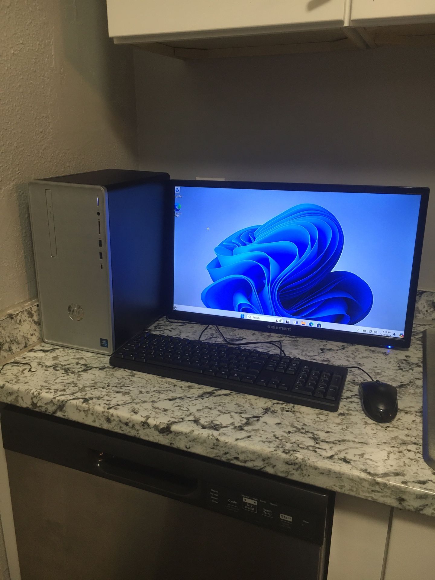 HP Pavillion 590 🔥 ( W/ FULL BUNDLE)