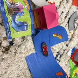 Hot Wheels Skate Amusement Park Playset And Skateboard 