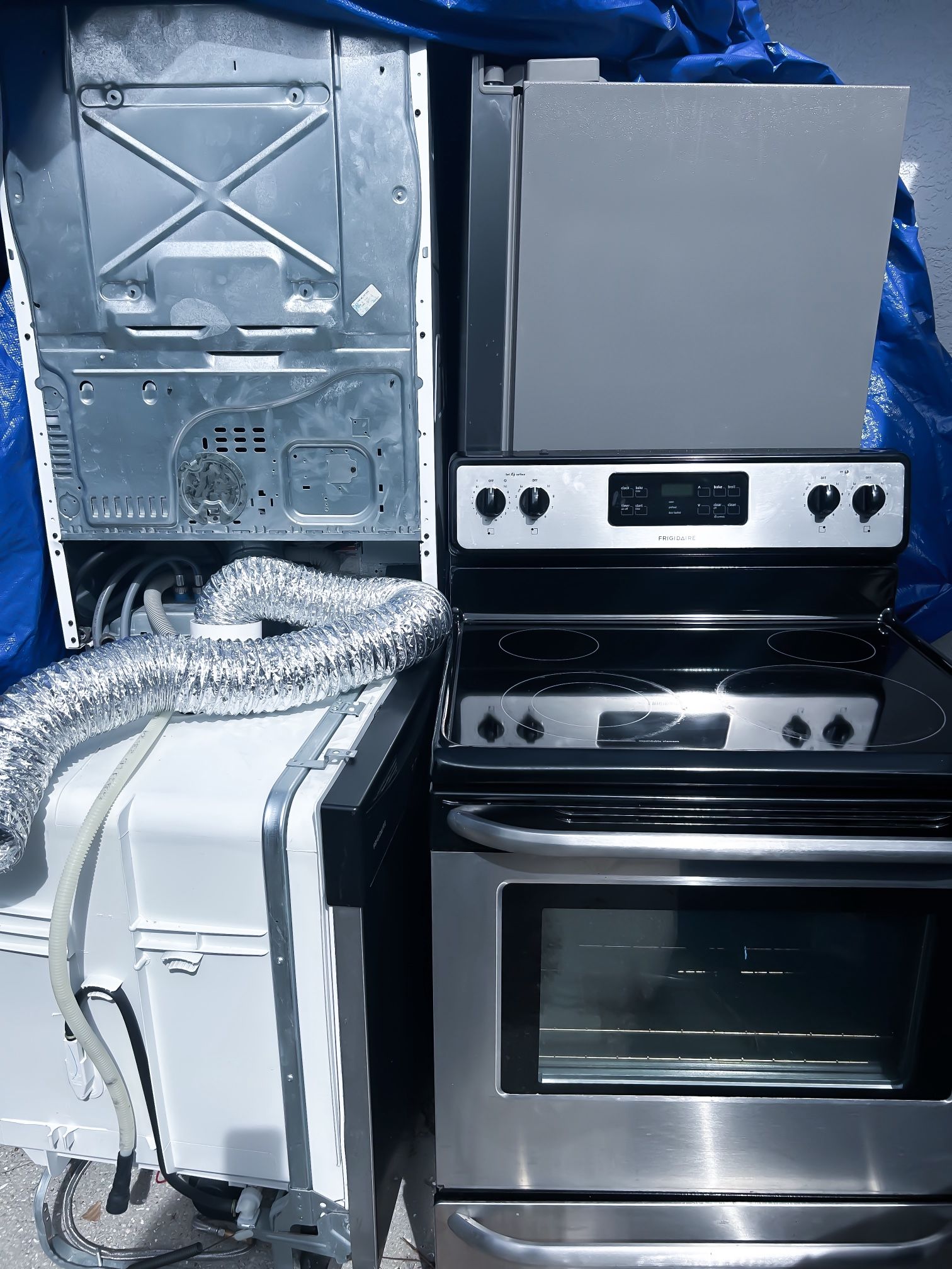 Stove, dishwasher, microwave, and refrigerator!