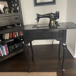 Vintage Singer Sewing Machine in Refinished Folding Cabinet Table – Manual Included