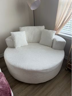 Brand new 360 swivel chair with free throw pillows