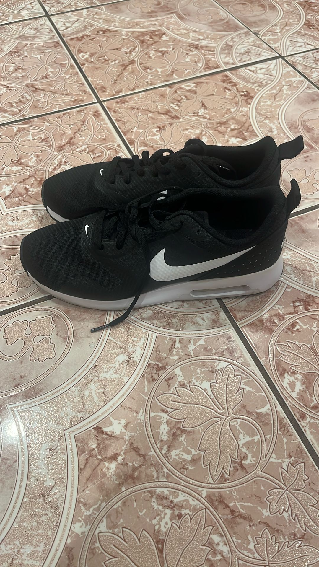 Nike Tennis Shoes