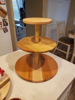 3 tear lazy susan (it spins in circles)