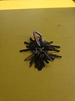 ASSORTMENT OF KEYS