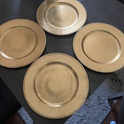 4 Dining Set Plates 