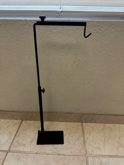 Adjustable light hanger - reptile and other applications.