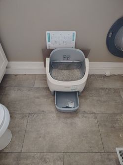 Self cleaning litter box
