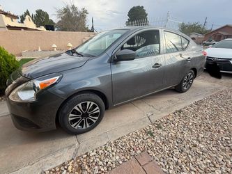 2018 Nissan Versa - Tomó cuatrimoto a cuenta