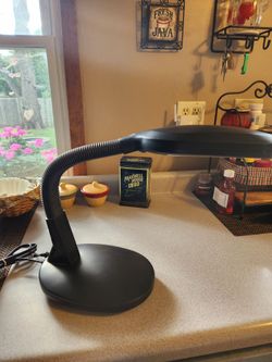 Flexible desk lamp