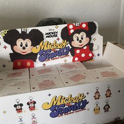 Mickey & Family Cute Together !